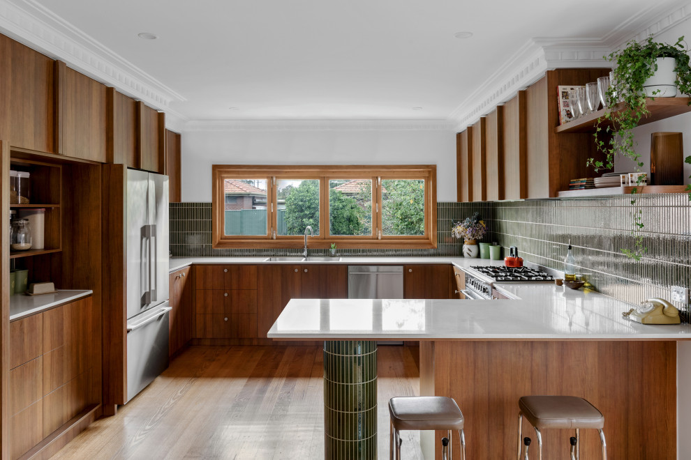 This is an example of a midcentury kitchen in Melbourne.