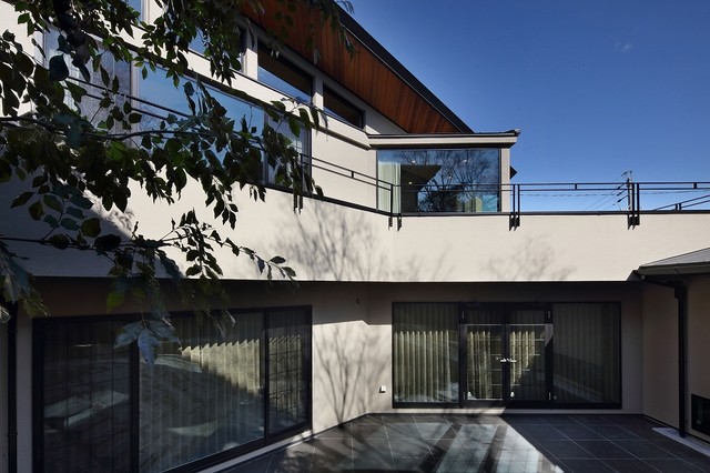 紙飛行機の家 mid-century-patio