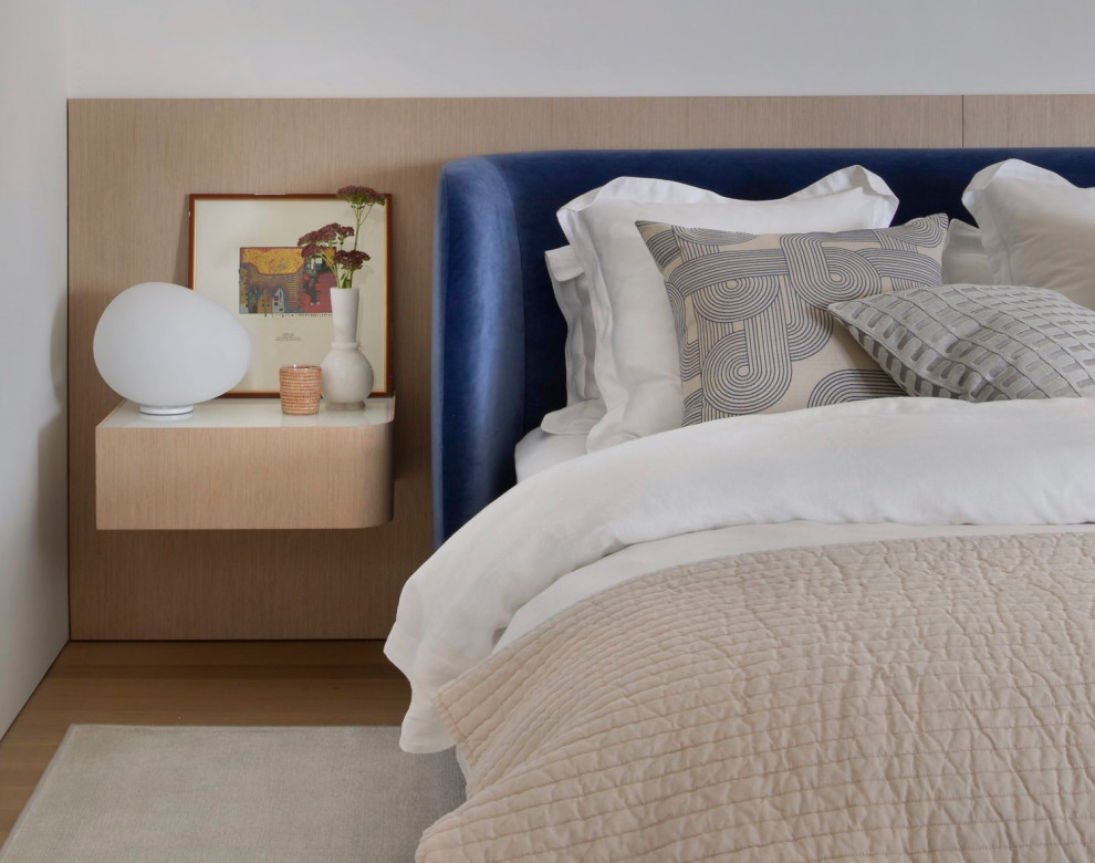 На фото: хозяйская спальня среднего размера в стиле модернизм с белыми стенами, светлым паркетным полом и бежевым полом