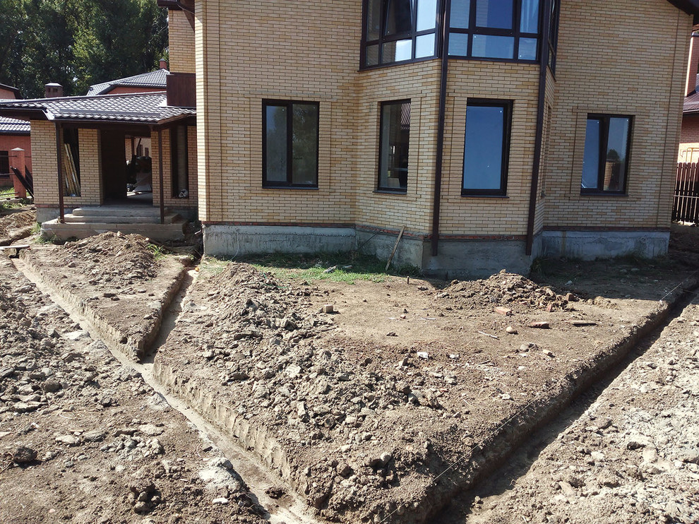 Монтаж системы отвода дождевой воды.