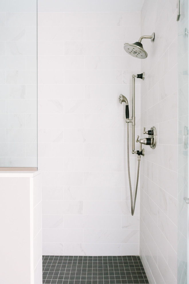 Example of a transitional basement design in Chicago