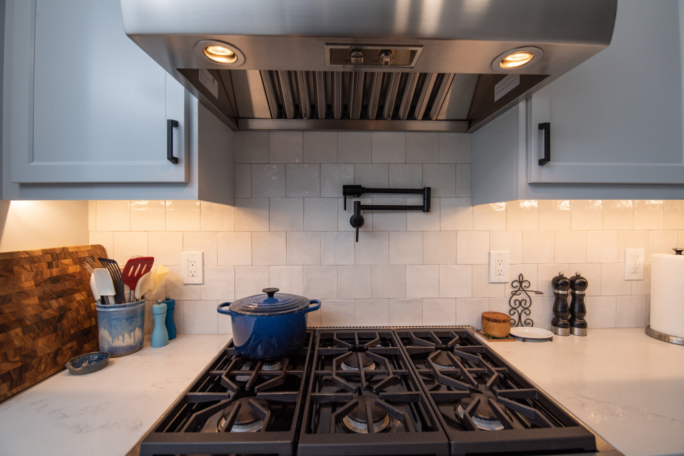 Idéer för funkis grått kök och matrum, med en undermonterad diskho, skåp i shakerstil, blå skåp, bänkskiva i kvarts, vitt stänkskydd, stänkskydd i keramik, rostfria vitvaror och en köksö