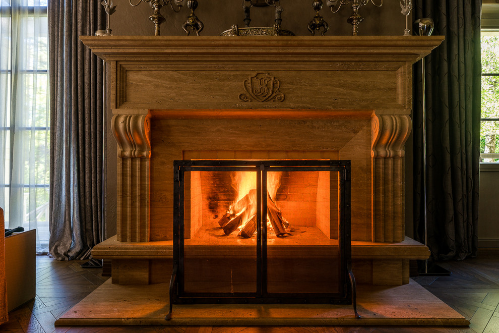 Камин из травертина в загородном доме.