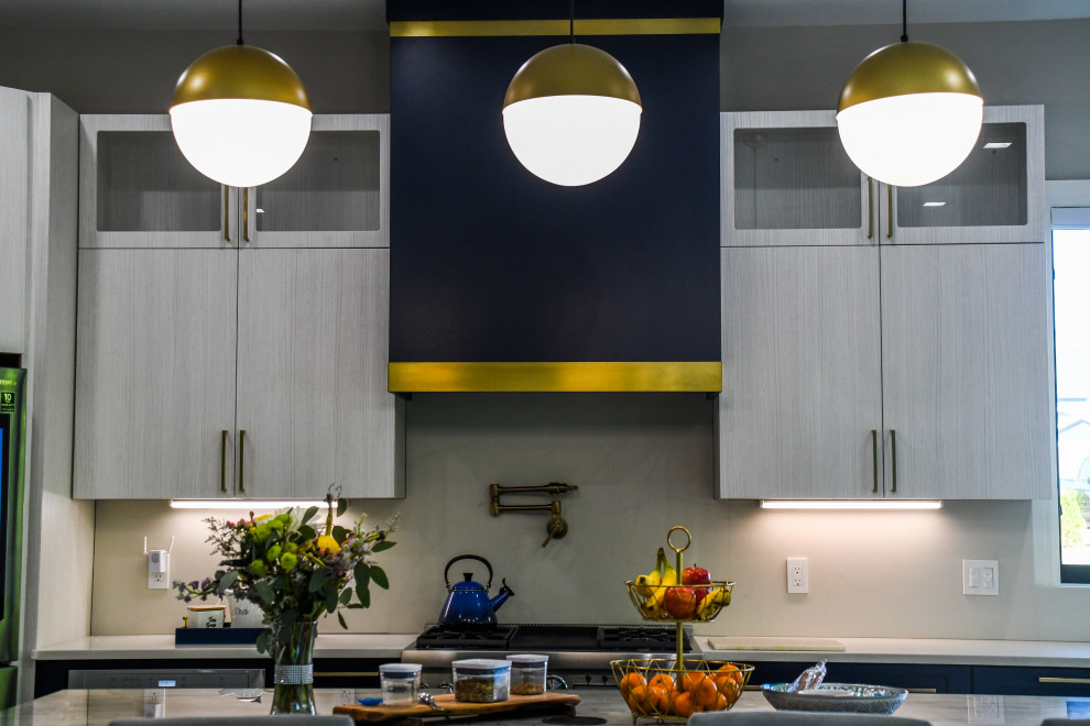 Immagine di una grande cucina minimal con lavello sottopiano, ante lisce, ante blu, top in marmo, elettrodomestici in acciaio inossidabile, pavimento in gres porcellanato, pavimento bianco e top blu