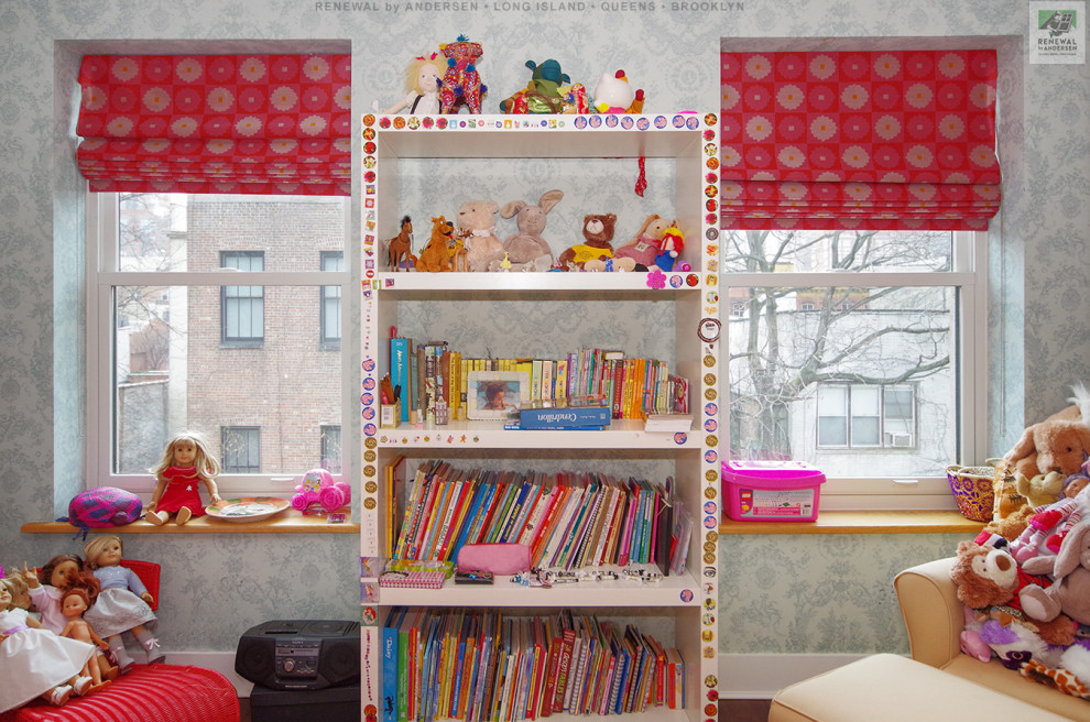 Aménagement d'une chambre d'enfant de 4 à 10 ans de taille moyenne avec un mur multicolore, un sol en bois brun, un sol multicolore, un plafond voûté et du papier peint.