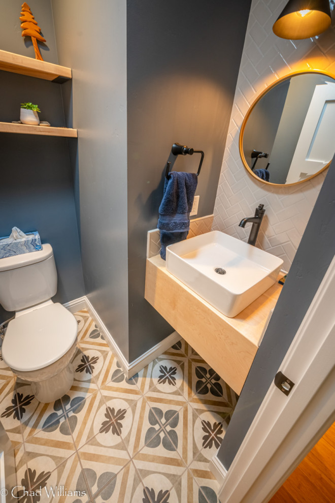 Inspiration pour un petit WC et toilettes design en bois clair avec un plan de toilette en bois et meuble-lavabo encastré.