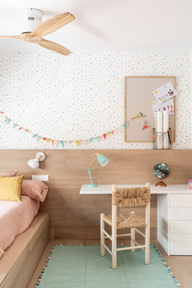 Esempio di una cameretta da bambina contemporanea con pareti multicolore, parquet chiaro, pavimento beige, boiserie e carta da parati