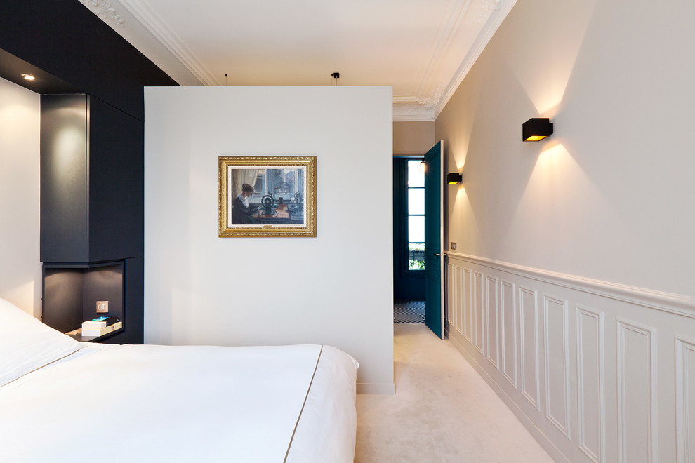 Aménagement d'une chambre éclectique de taille moyenne avec un mur beige et un sol beige.