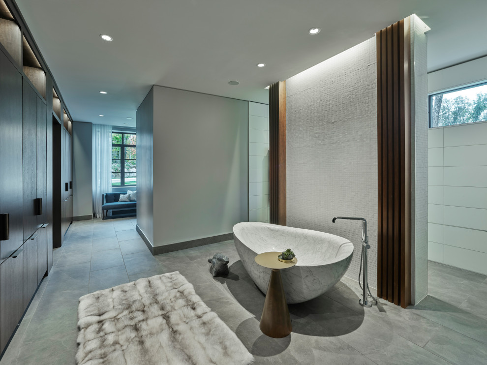 Réalisation d'une grande salle de bain principale design avec une baignoire indépendante, une douche ouverte, mosaïque, un sol en carrelage de porcelaine, un sol gris, aucune cabine et une niche.