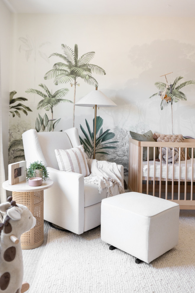 Пример оригинального дизайна: нейтральная комната для малыша в стиле модернизм с белыми стенами, ковровым покрытием, бежевым полом и обоями на стенах