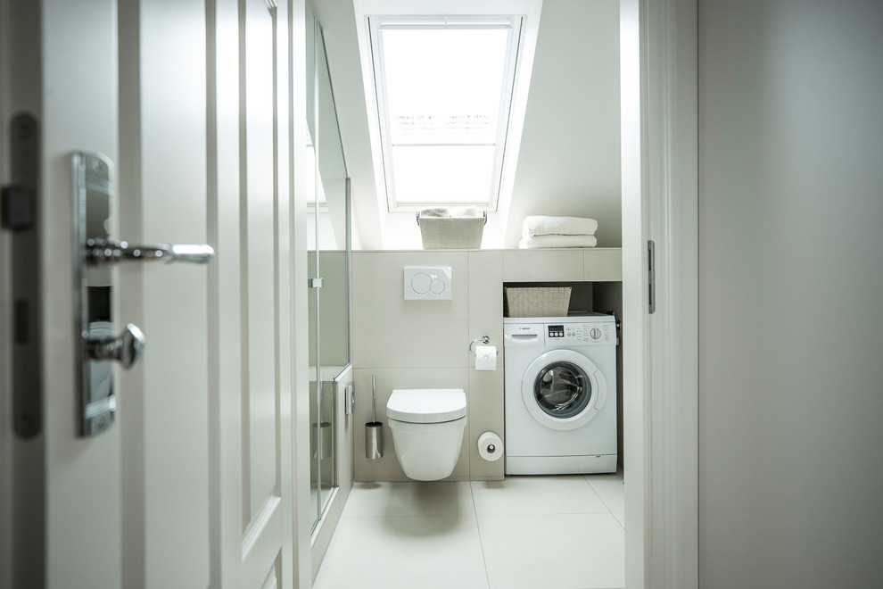 Kleines Maritimes Duschbad mit Duschnische, Wandtoilette, beigen Fliesen, beigem Boden und Falttür-Duschabtrennung in Hamburg