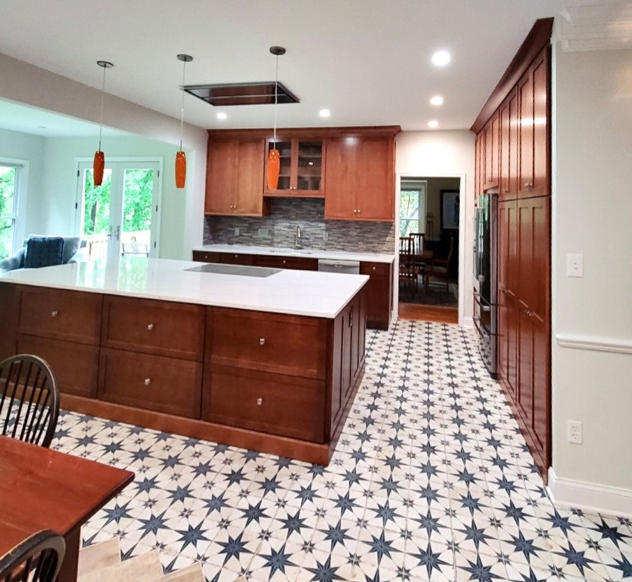Transitional ceramic tile and multicolored floor eat-in kitchen photo in DC Metro with an undermount sink, shaker cabinets, medium tone wood cabinets, quartz countertops, multicolored backsplash, stone tile backsplash, stainless steel appliances, an island and white countertops