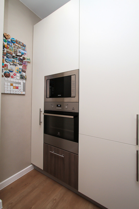 Квартира в современном стиле с яркими цветовыми акцентами.