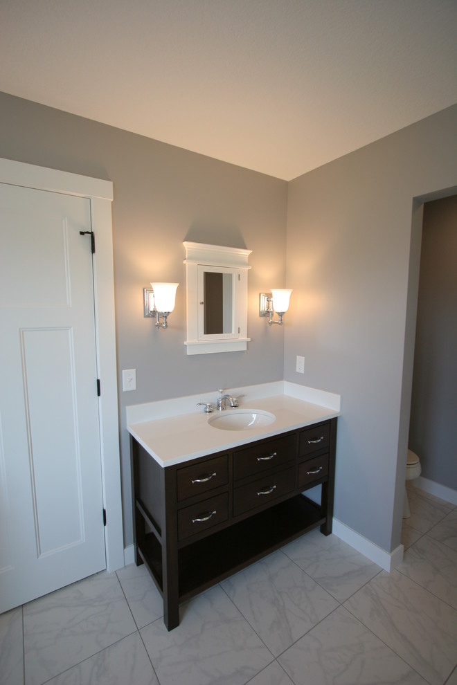 Example of a transitional bathroom design in Chicago