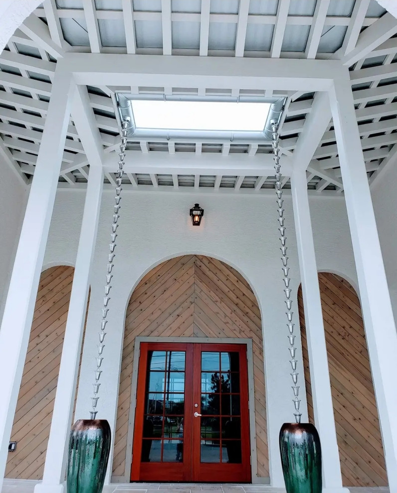 Geräumige Maritime Haustür mit weißer Wandfarbe, Doppeltür, roter Haustür, freigelegten Dachbalken und Holzwänden in Sonstige