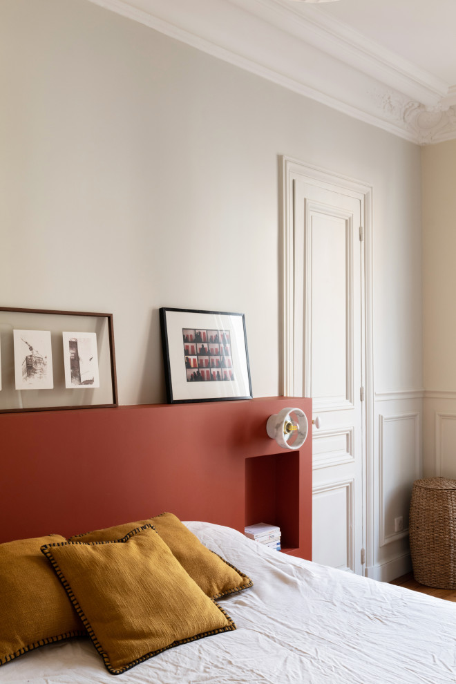 パリにある広いミッドセンチュリースタイルのおしゃれな主寝室 (ベージュの壁、無垢フローリング、標準型暖炉、石材の暖炉まわり) のインテリア