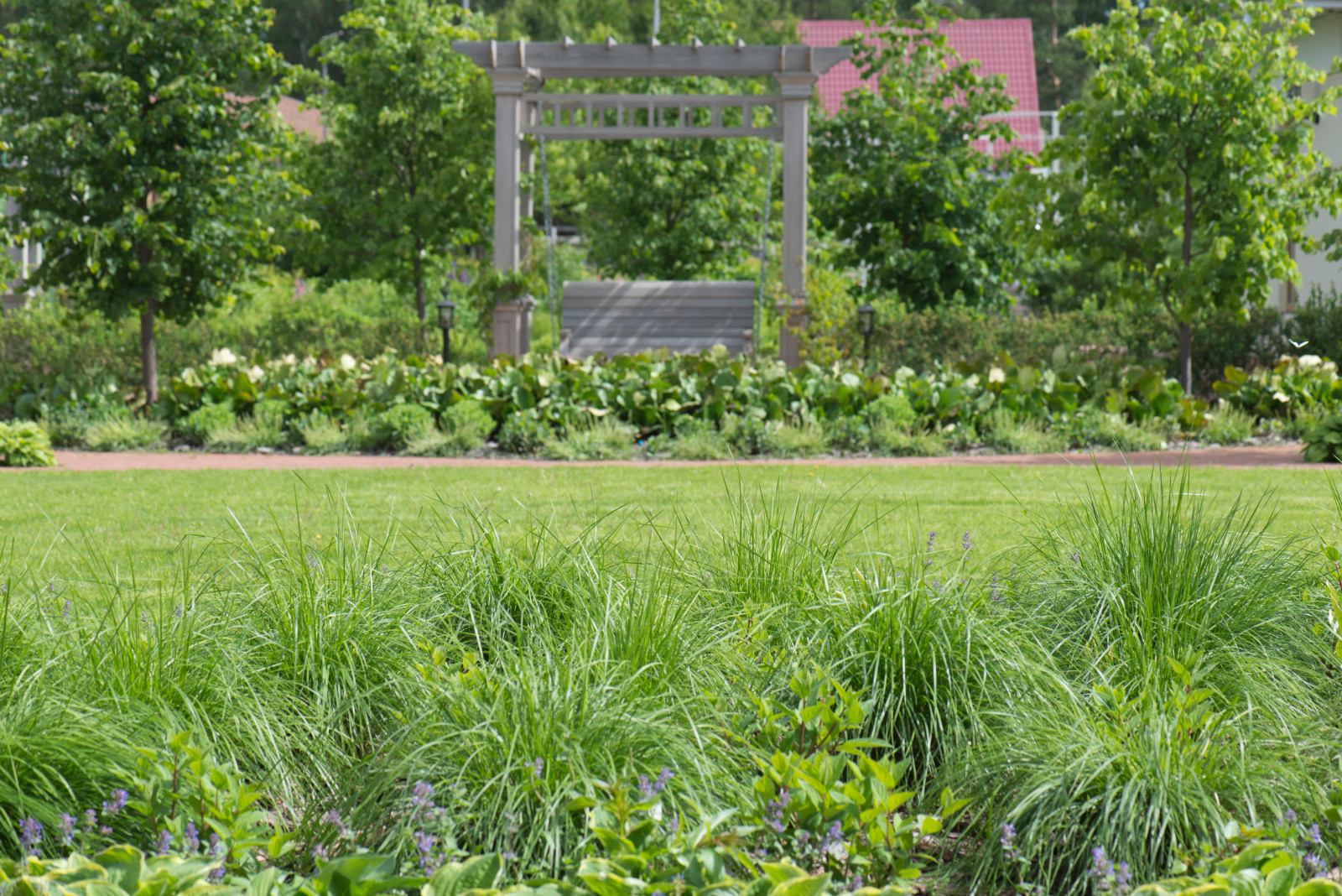 Большой сад в пригороде