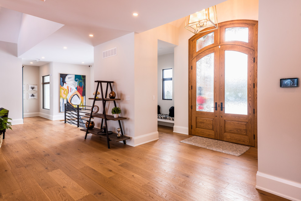 Entryway - transitional entryway idea in Toronto