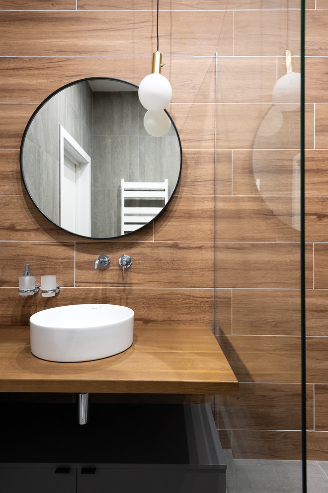 Спокойный, темный интерьер с элементами дерева