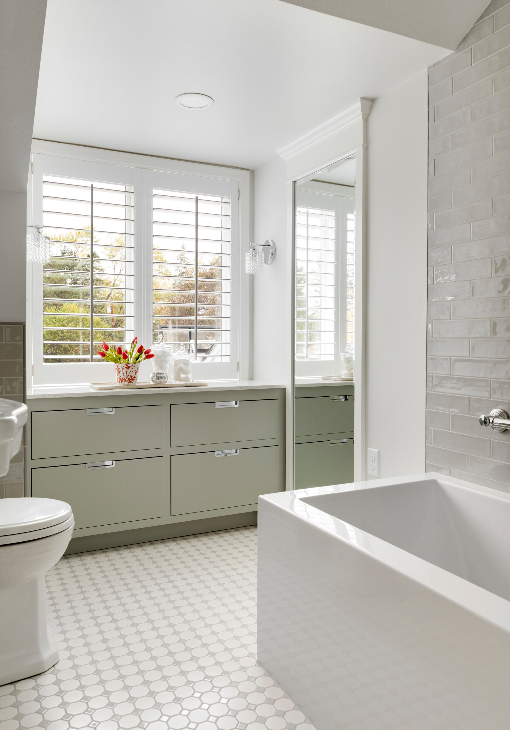 New This Week: 6 Bathrooms That Rock a Shower-Tub Combo