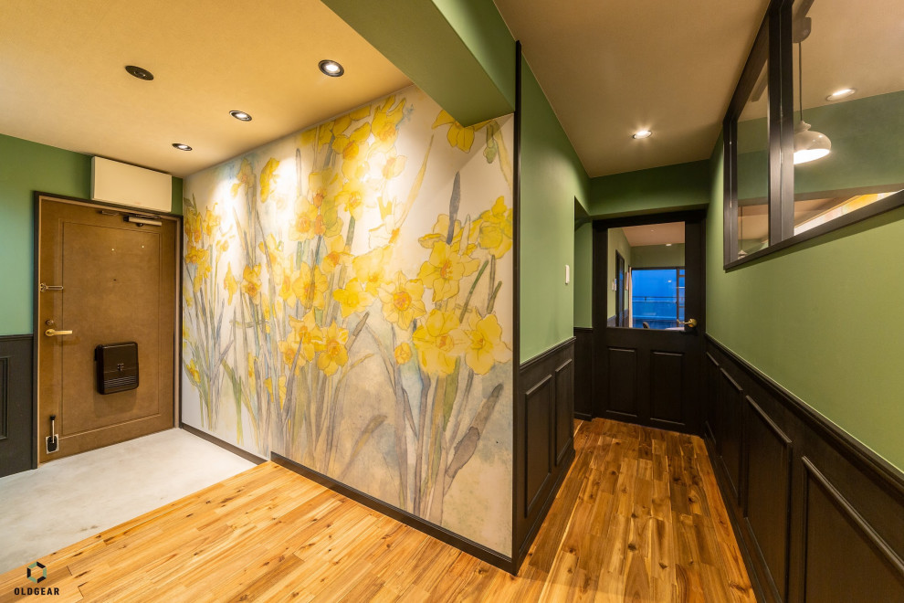 福岡にあるエクレクティックスタイルのおしゃれな玄関 (壁紙、緑の壁、無垢フローリング、茶色い床、クロスの天井、白い天井) の写真