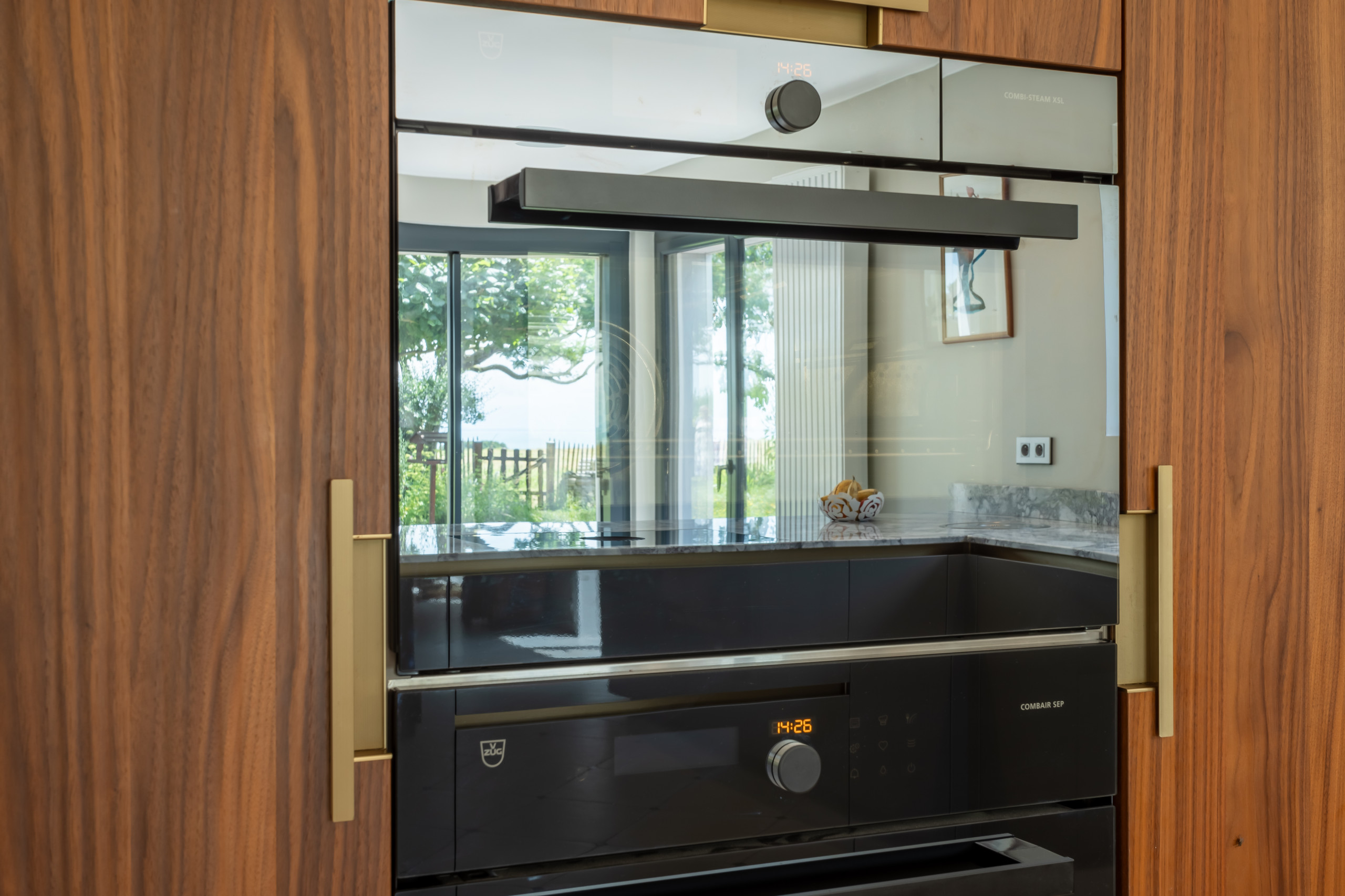 Rénovation d'une cuisine ouverte et chambre multifonction avec bureau intégré