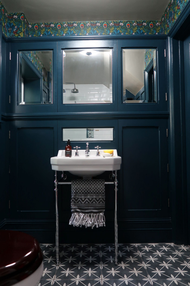 Пример оригинального дизайна: ванная комната среднего размера в классическом стиле с фасадами в стиле шейкер, синими фасадами, открытым душем, раздельным унитазом, белой плиткой, керамической плиткой, синими стенами, полом из керамогранита, душевой кабиной, подвесной раковиной, серым полом, открытым душем, акцентной стеной, тумбой под одну раковину, напольной тумбой и панелями на части стены