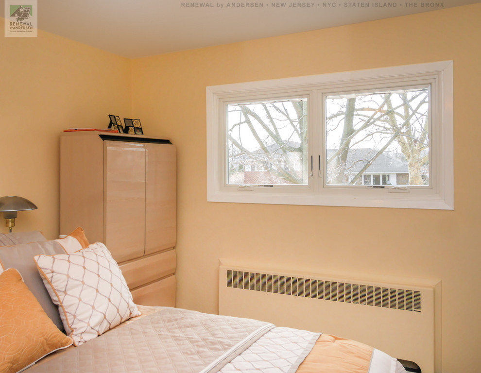 На фото: хозяйская спальня среднего размера с оранжевыми стенами, ковровым покрытием и белым полом без камина с