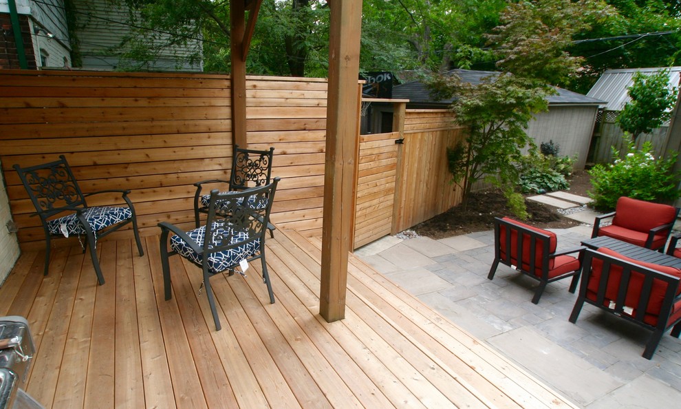 Example of a backyard deck design in Toronto
