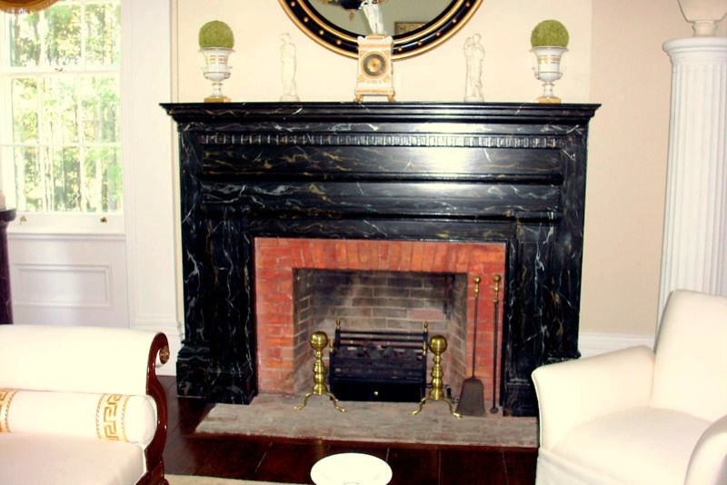 Exempel på ett stort medelhavsstil vardagsrum, med ett finrum och en spiselkrans i trä