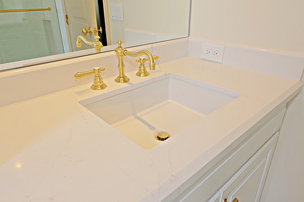 Transitional home design photo in Phoenix