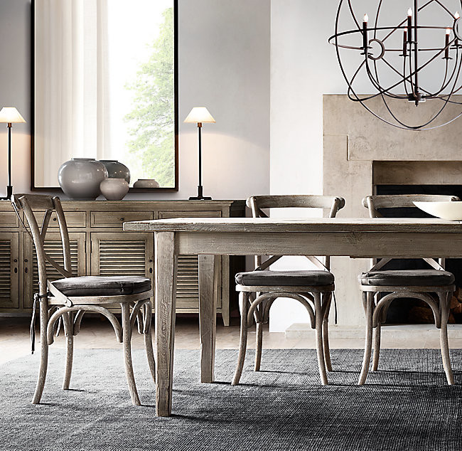 Столовая с деревянной мебелью