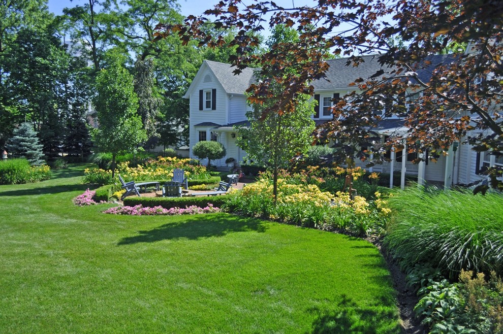 Inspiration for a traditional garden in Chicago.