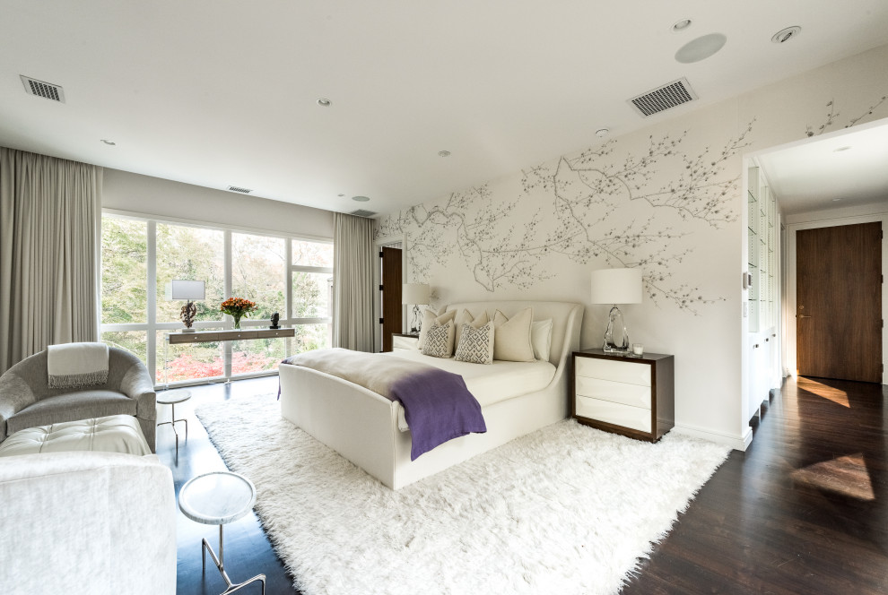 Ejemplo de dormitorio principal vintage grande con paredes blancas, suelo de madera oscura, todas las chimeneas, suelo marrón y papel pintado