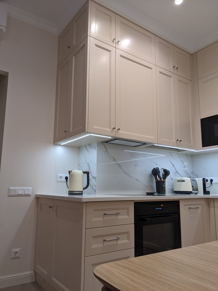 Маленькая белая кухня в неоклассическом стиле