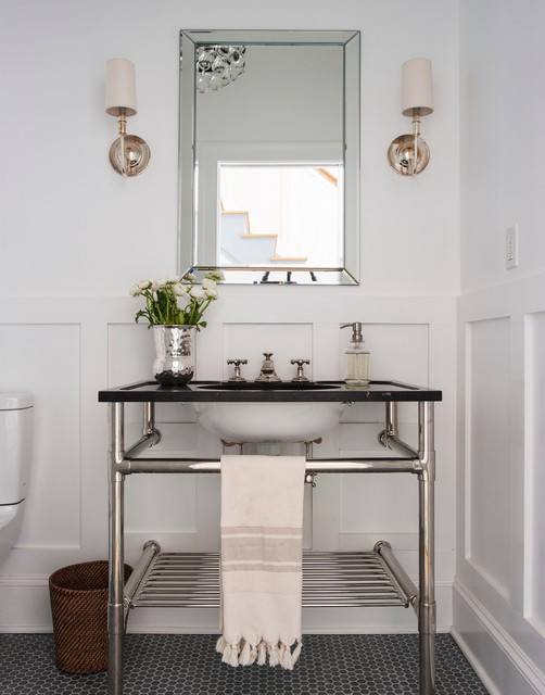 Transitional & Eco-Friendly Cottage nyklassisk-badevaerelse