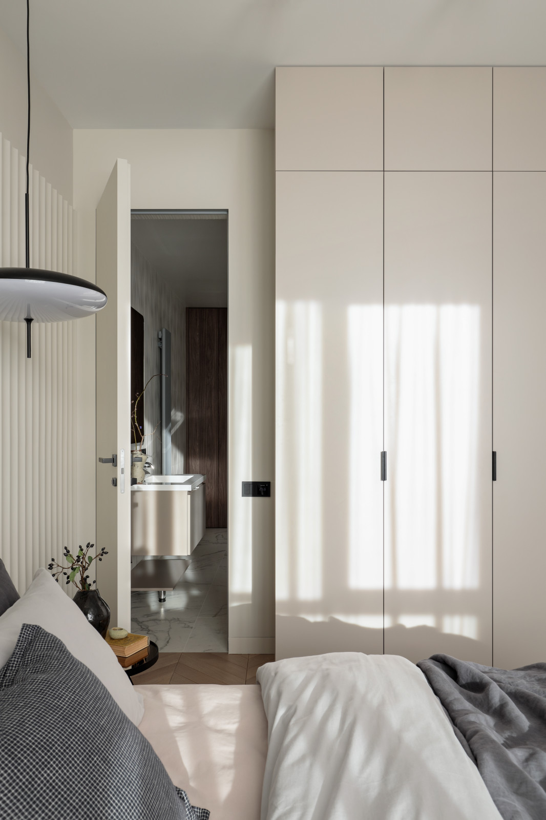 Stylish apartment with masterbedroom and home office