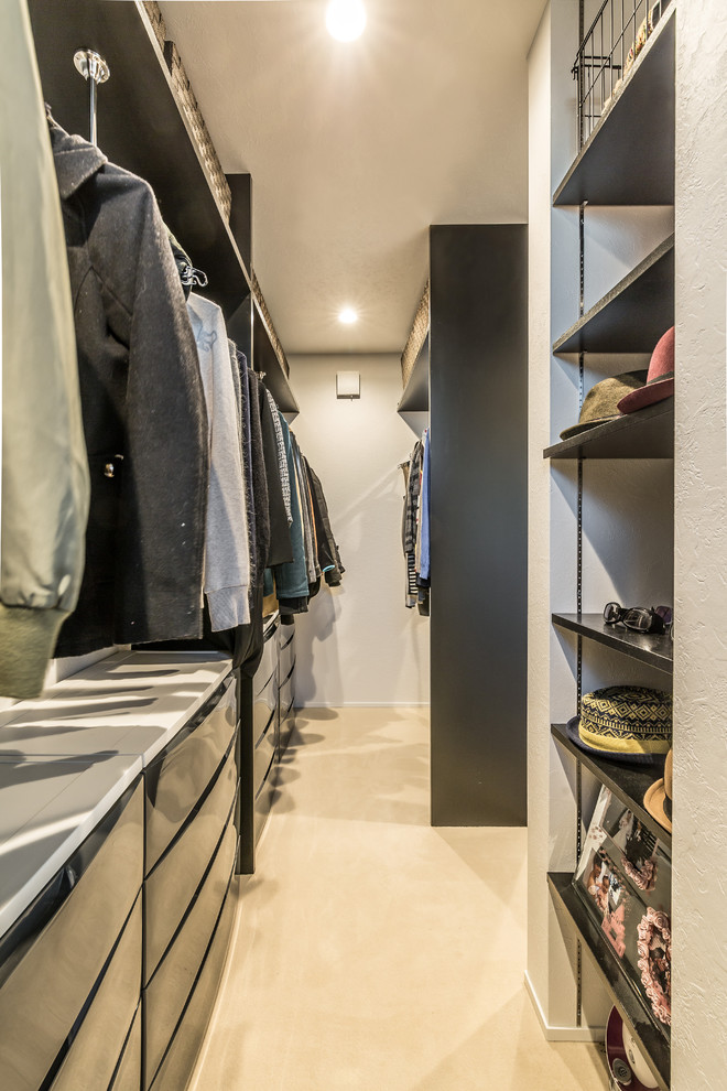 На фото: гардеробная комната в стиле модернизм с бежевым полом с