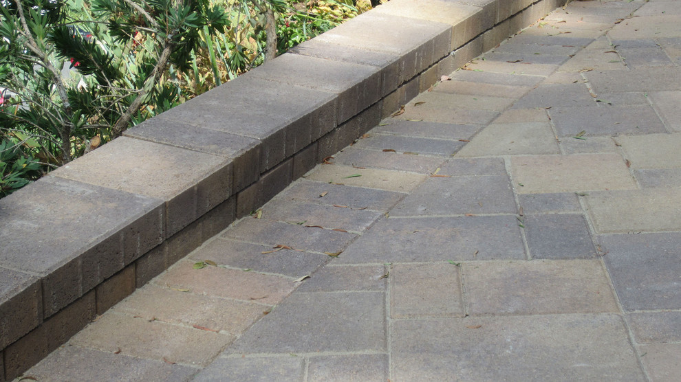 Inspiration for a mid-sized traditional front yard patio in Los Angeles with concrete pavers.