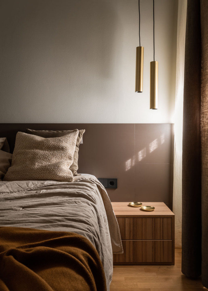 Bedroom - mid-sized contemporary master medium tone wood floor bedroom idea in Barcelona with beige walls
