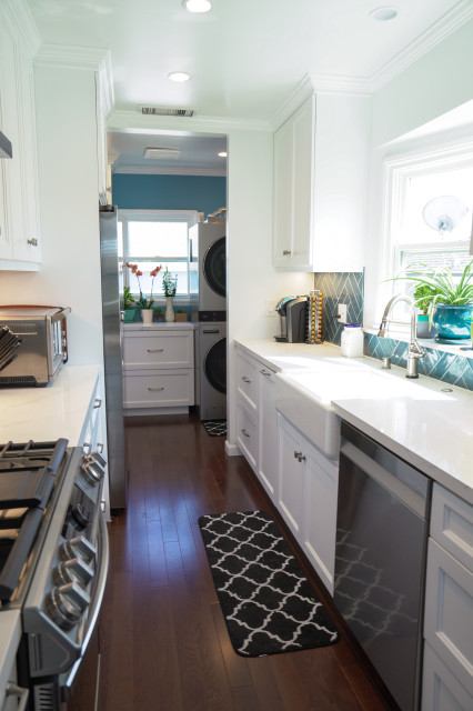 Coastal Galley Kitchen & Laundry Room Remodel costero-cocina