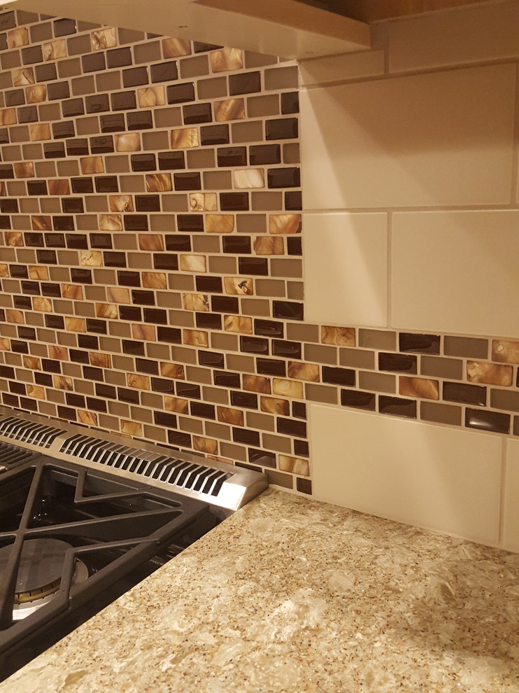 Large transitional l-shaped eat-in kitchen photo