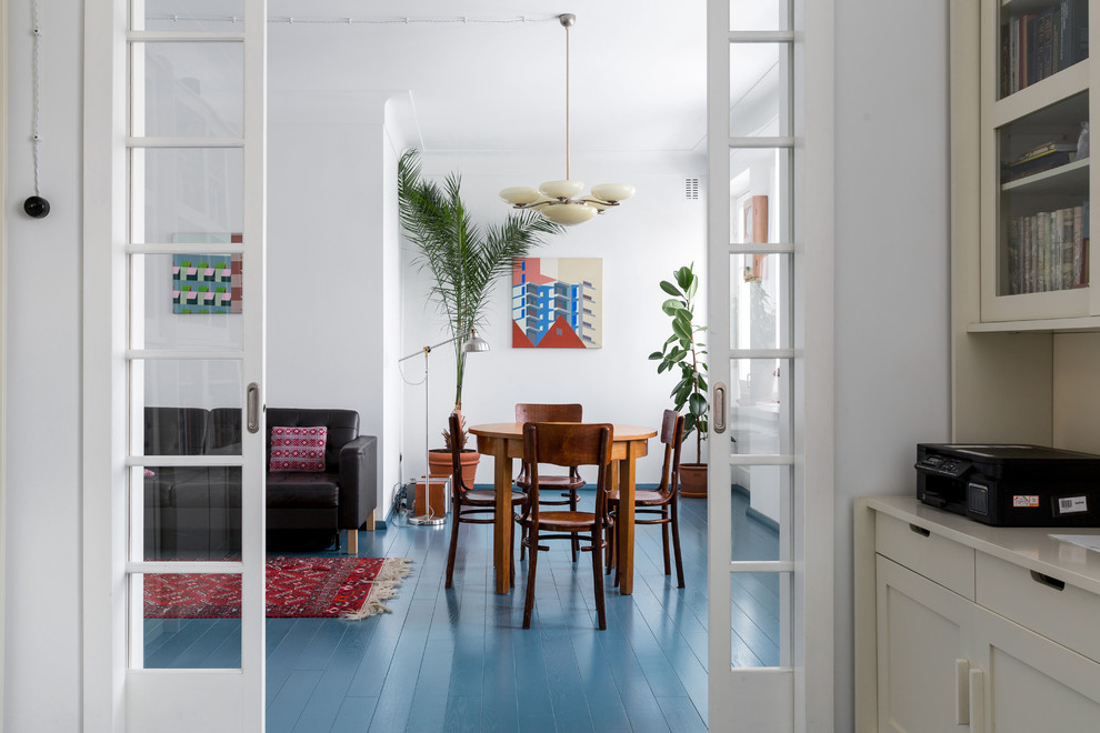 Стильный дизайн: гостиная комната в стиле ретро с белыми стенами, деревянным полом и синим полом - последний тренд