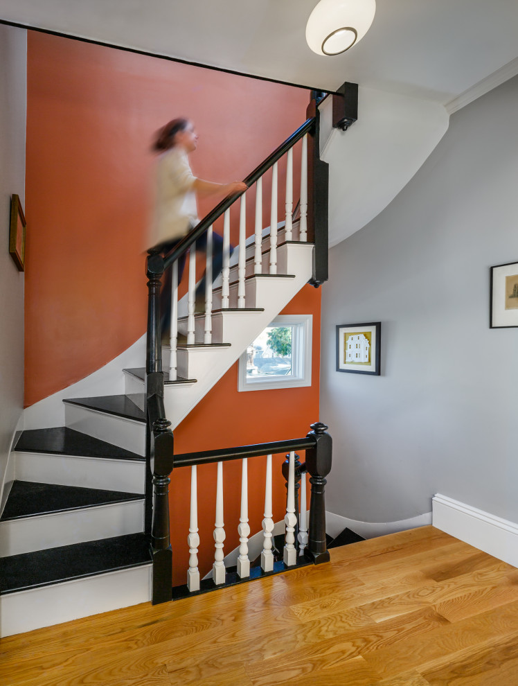 На фото: маленькая изогнутая лестница в викторианском стиле с крашенными деревянными ступенями, крашенными деревянными подступенками и деревянными перилами для на участке и в саду