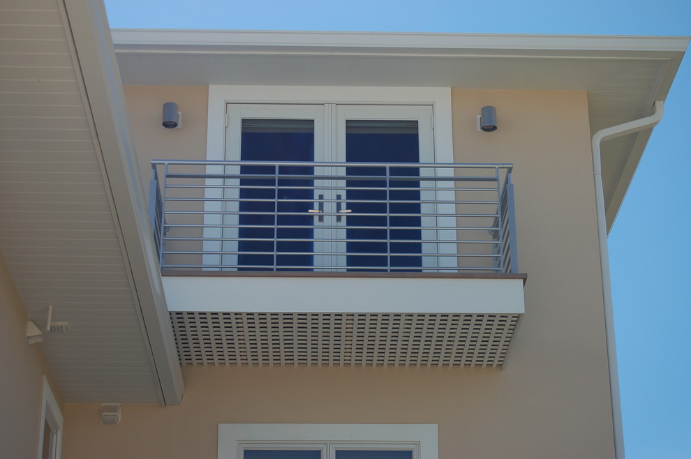 Example of a large minimalist deck design in Miami