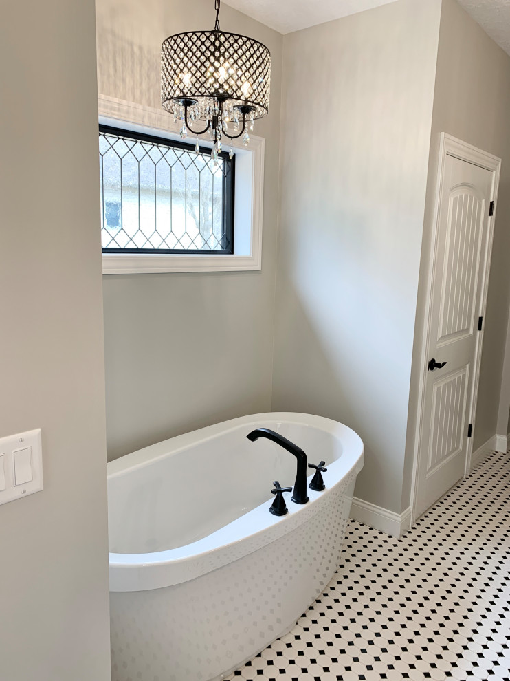 Großes Klassisches Badezimmer mit profilierten Schrankfronten, weißen Schränken, braunem Holzboden und braunem Boden in Sonstige