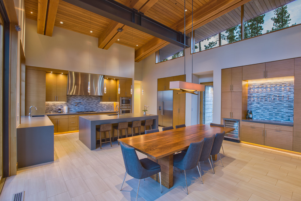 Esempio di una grande sala da pranzo aperta verso la cucina moderna con pareti bianche, pavimento in gres porcellanato, pavimento grigio e soffitto in legno