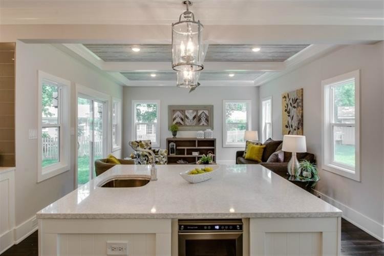 Example of a transitional kitchen design in Chicago