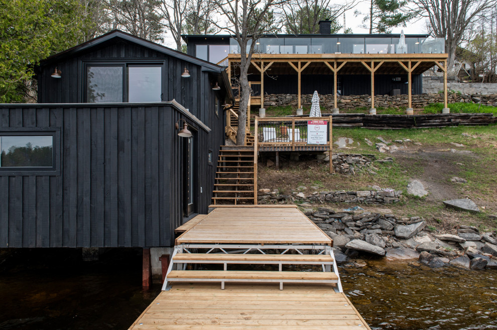 Inspiration for a rustic home design remodel in Toronto
