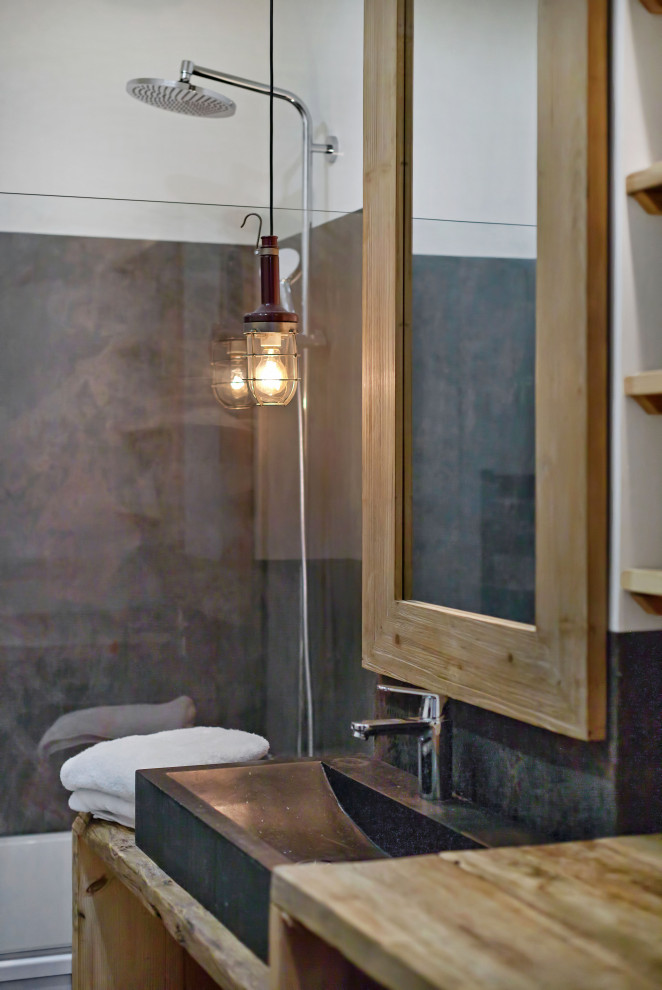 Ejemplo de cuarto de baño principal y único urbano pequeño con combinación de ducha y bañera, losas de piedra y suelo de azulejos de cemento